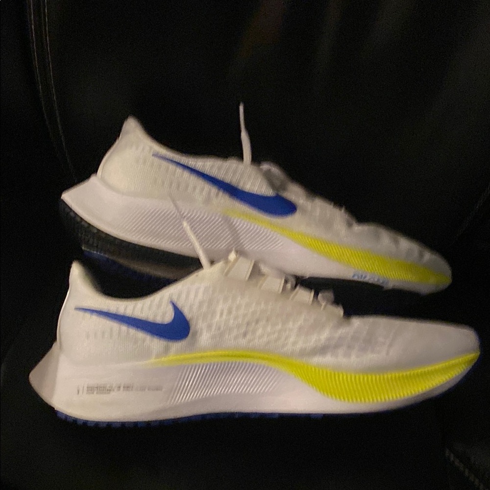 Nike White and Blue Zoom!!! Athletic Shoes with Streamlined Design BX1